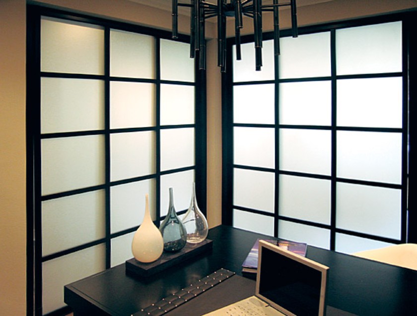 Угловая перегородка в японском стиле с матовым стеклом Гродно