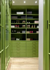 Г-образная гардеробная комната в зеленом цвете Гродно