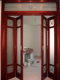 Дверь гармошка с декоративными стеклянными вставками Гродно