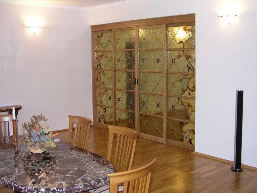 Перегородка для гостиной с цветным стеклом и декоративными вставками Гродно